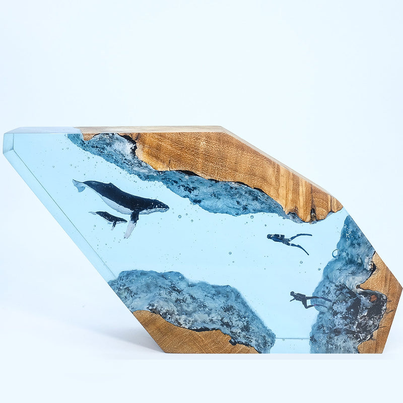 Humpback Whale & Divers - High Quality Epoxy Resin Lamp